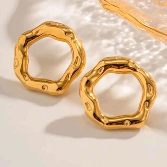 NEW! 18K Gold Plated Minimalist Wavy Hammered Open Hoop Post Earrings - Picture 3 of 8